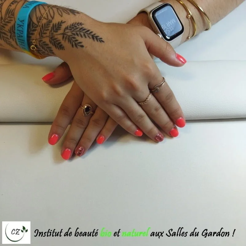 Vernis rose et corail sur les ongles – C’Zennes