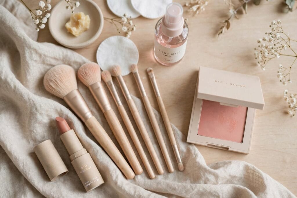 Maquillage bio et naturel - pinceaux, blush et rouge à lèvres bio C'Zennes institut Les Salles-du-Gardon